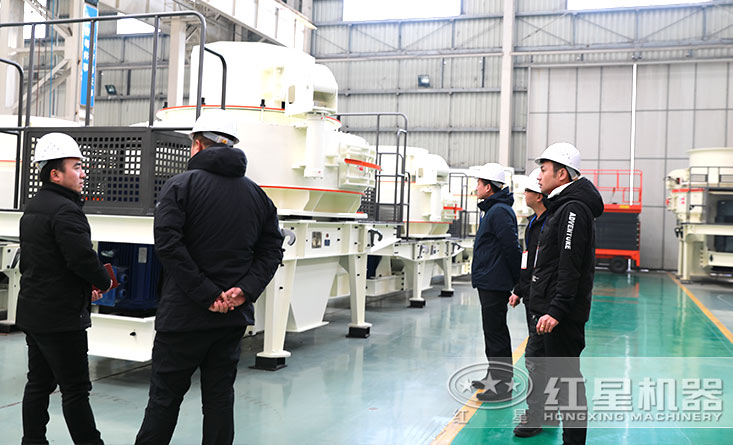 客户参观冲击式破碎机厂区 客户参观冲击式破碎机厂区