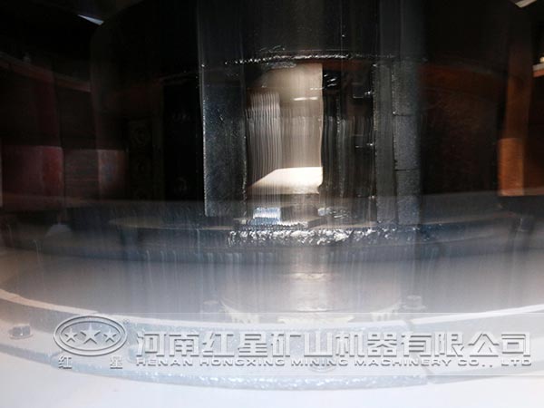 水泥熟料制砂机破碎腔实拍 水泥熟料制砂机破碎腔实拍