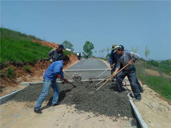 农村公路修建现场 农村公路修建现场