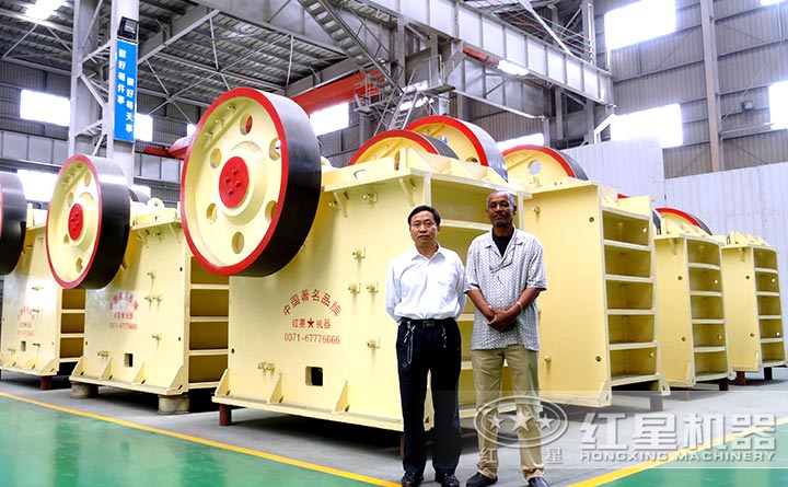 石块破碎机用户参观天博厂区留念 石块破碎机用户参观天博厂区留念