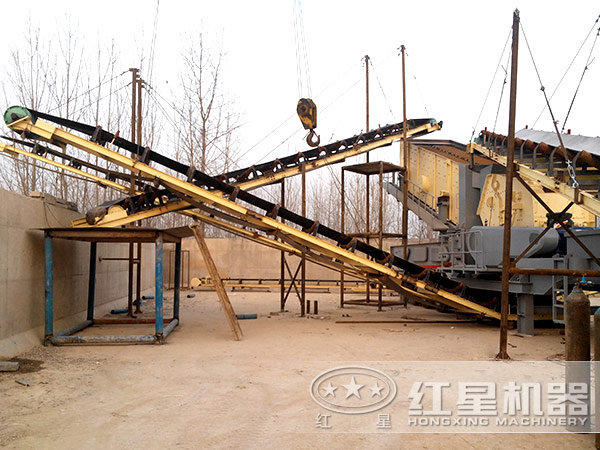 大型移动鄂式碎石机现场图 大型移动鄂式碎石机现场图
