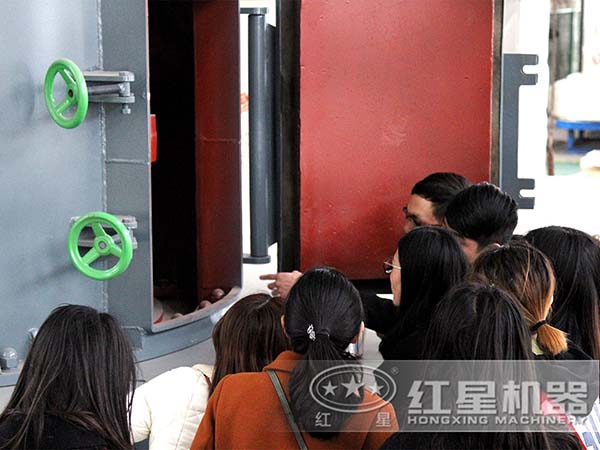 石头磨粉机用户参观厂区 石头磨粉机用户参观厂区