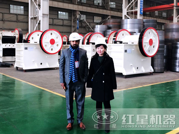 钾长石颚式破碎机用户参观厂区留念 钾长石颚式破碎机用户参观厂区留念
