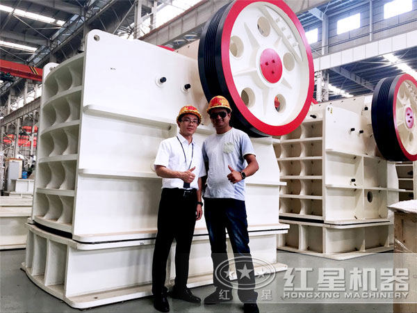 钾长石颚式破碎机用户参观厂区留念 钾长石颚式破碎机用户参观厂区留念