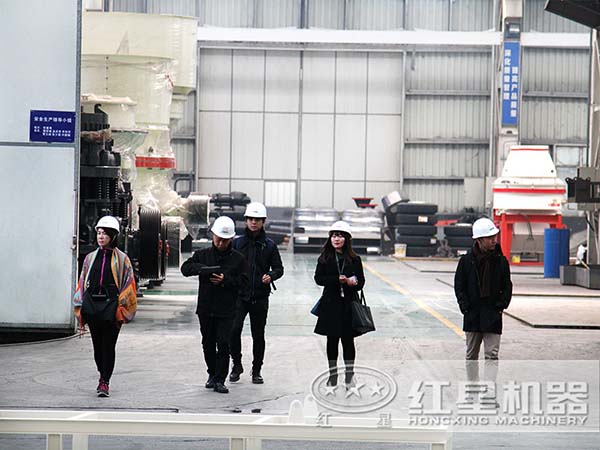 花岗岩反击式破碎机设备厂区实拍 花岗岩反击式破碎机设备厂区实拍
