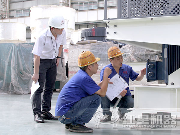 天博技术人员对制砂机检测 天博技术人员对制砂机检测