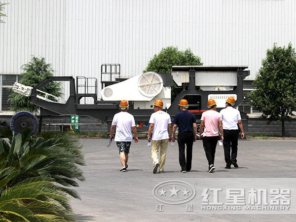 移动汽车打石子机用户参观厂区 移动汽车打石子机用户参观厂区
