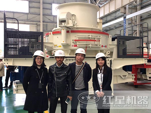 冲击式碎石机用户参观厂区留念 冲击式碎石机用户参观厂区留念