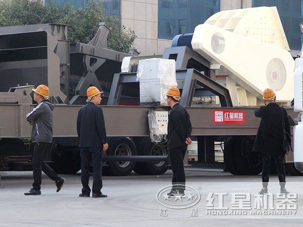 移动式建筑垃圾处理设备用户参观厂区实拍 移动式建筑垃圾处理设备用户参观厂区实拍