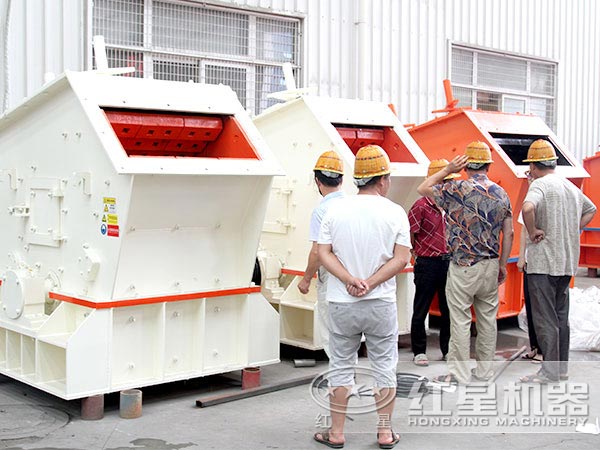 用户参观天博石灰石反击式破碎机设备厂区 用户参观天博石灰石反击式破碎机设备厂区