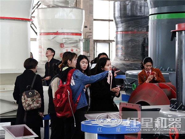 用户参观天博大型磨粉机厂区 用户参观天博大型磨粉机厂区