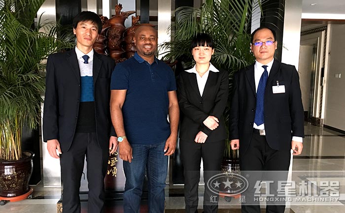 移动式鹅卵石制砂机械用户参观天博厂区 移动式鹅卵石制砂机械用户参观天博厂区