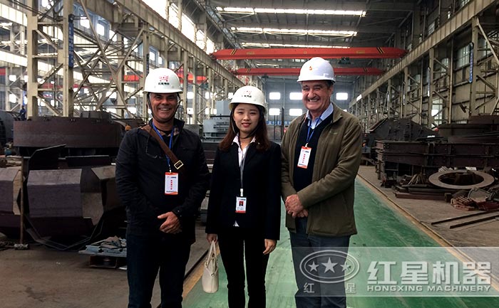 用户参观天博石灰石重锤破厂区 用户参观天博石灰石重锤破厂区