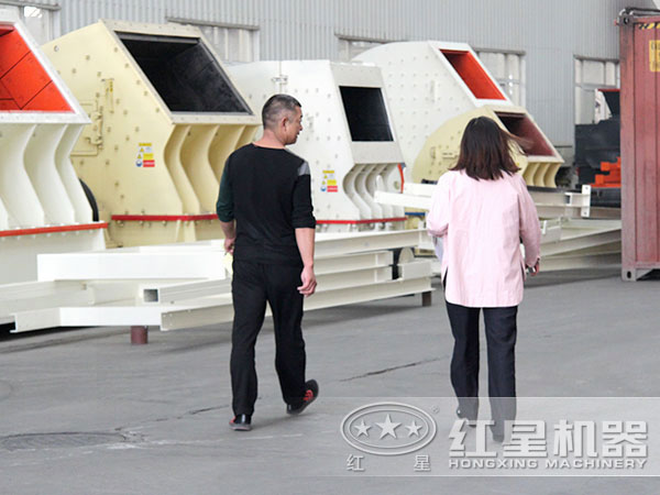 用户参观天博锤式破碎机厂区 用户参观天博锤式破碎机厂区