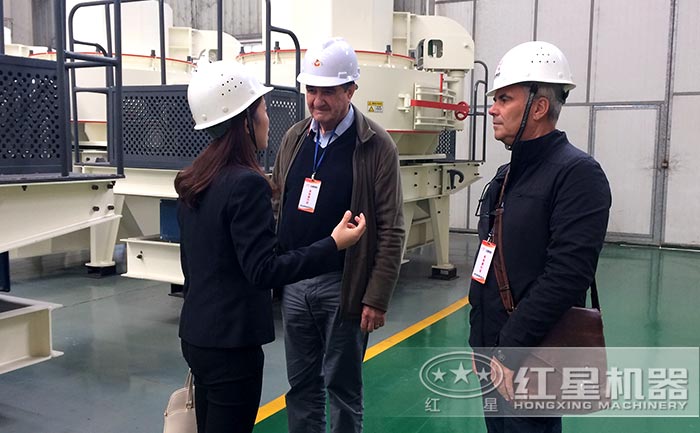 用户参观石英砂制砂机厂区 用户参观石英砂制砂机厂区