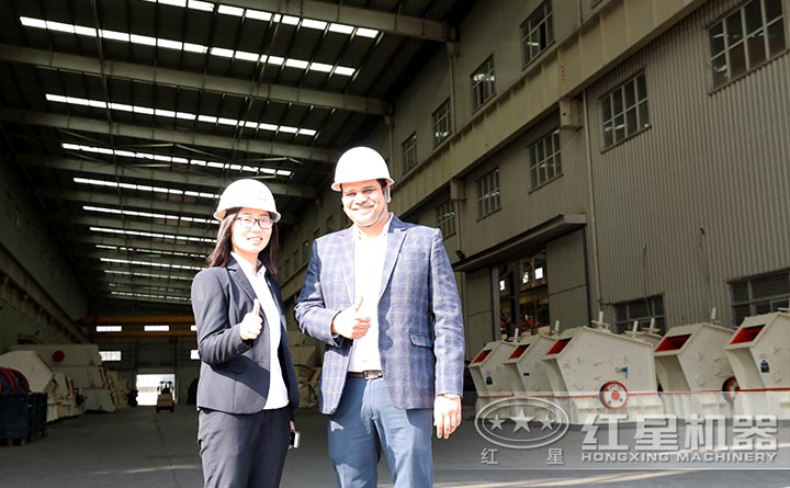 用户参观厂区留念 用户参观厂区留念