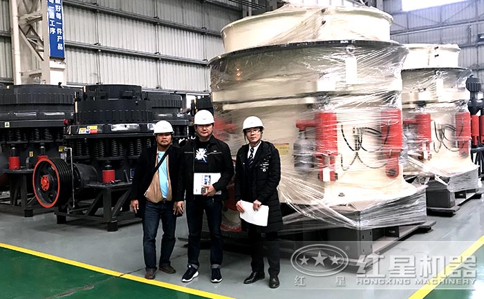 天博900圆锥式打砂机用户参观厂区 天博900圆锥式打砂机用户参观厂区