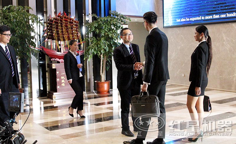超细磨粉机用户来厂参观 超细磨粉机用户来厂参观