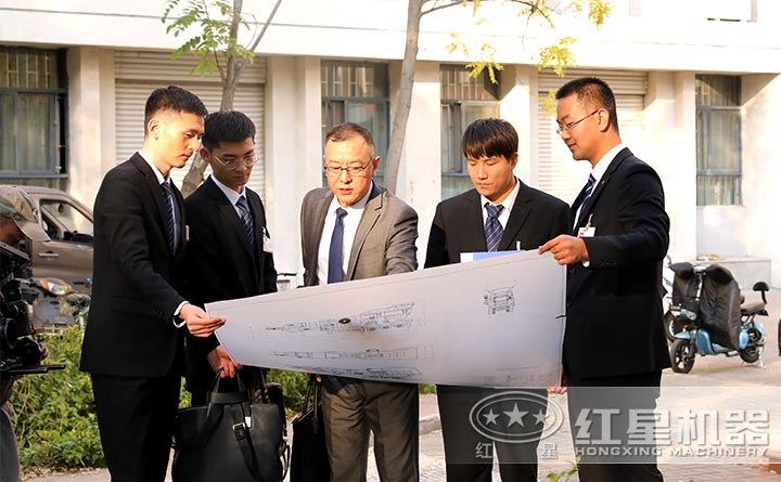 用户参观天博双级别破碎机厂区 用户参观天博双级别破碎机厂区