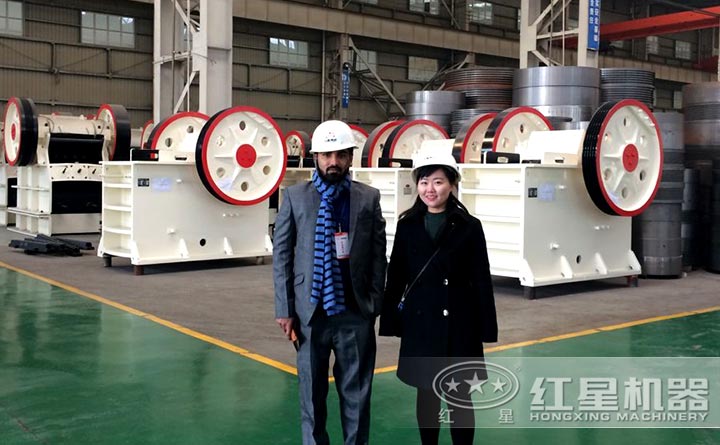 用户参观天博方解石破碎机厂区 用户参观天博方解石破碎机厂区