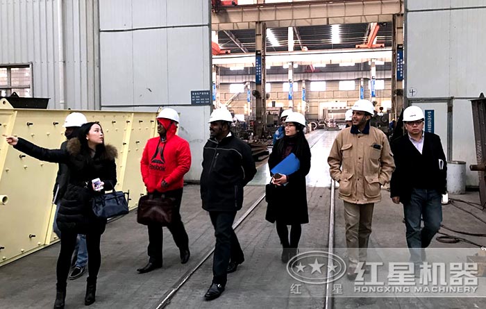用户参观天博锤式流动破碎机厂区 用户参观天博锤式流动破碎机厂区