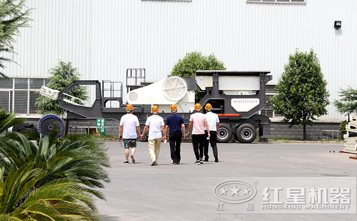 用户考察天博移动碎沙机厂区 用户考察天博移动碎沙机厂区