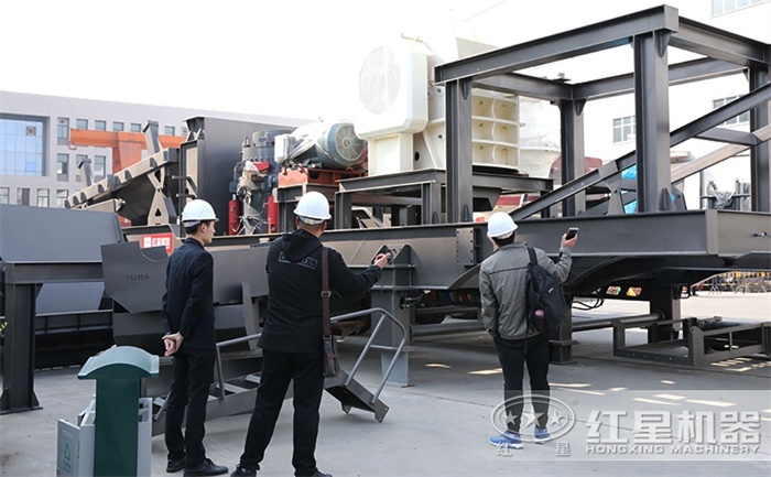 用户考察天博移动鄂式破碎机厂区 用户考察天博移动鄂式破碎机厂区