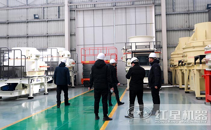 石头制砂机用户参观厂区 石头制砂机用户参观厂区