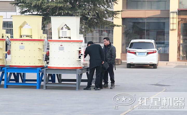 客户参观复合式破碎机 客户参观复合式破碎机