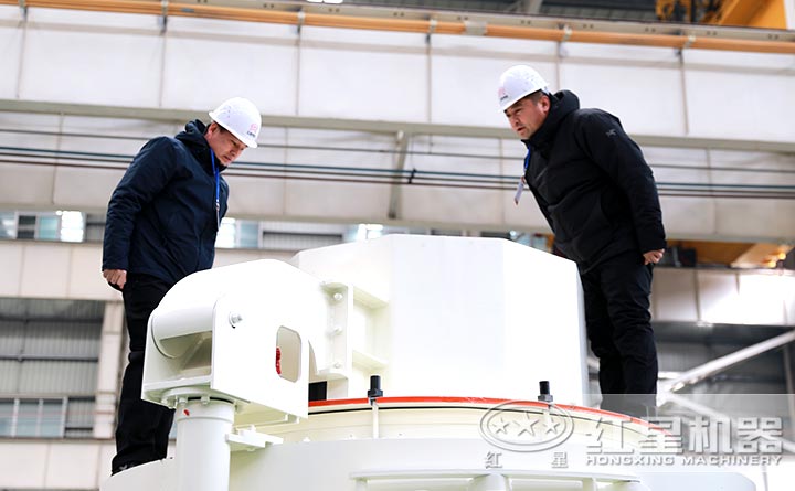 用户参观天博河卵石制砂机厂区 用户参观天博河卵石制砂机厂区