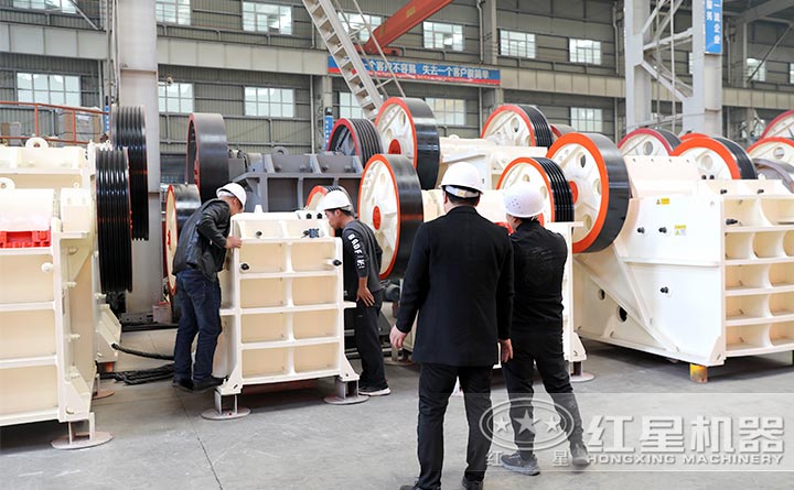 用户参观建筑肥料破碎机厂区 用户参观建筑肥料破碎机厂区