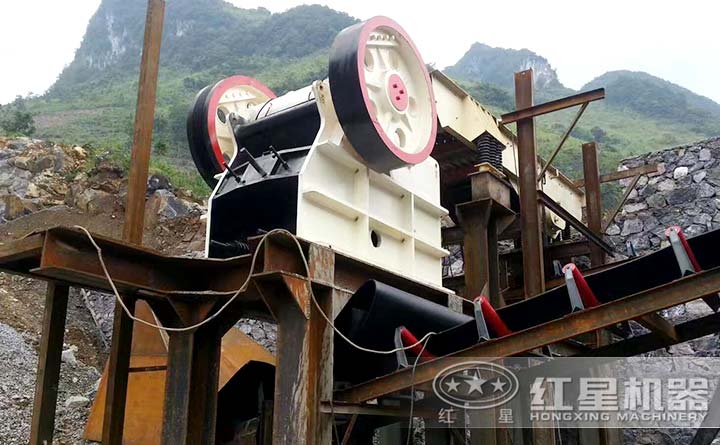 河卵石制砂生产线颚式破碎机工作现场 河卵石制砂生产线颚式破碎机工作现场