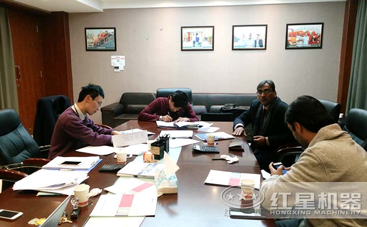 天博技术人员与客户探讨方案图 天博技术人员与客户探讨方案图
