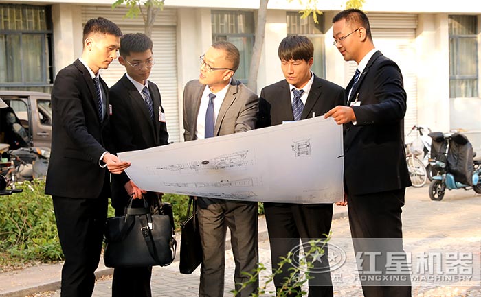 天博移动重锤式破碎机厂区内 天博移动重锤式破碎机厂区内