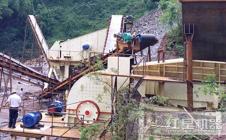 大型锤式粉碎机工作现场 大型锤式粉碎机工作现场