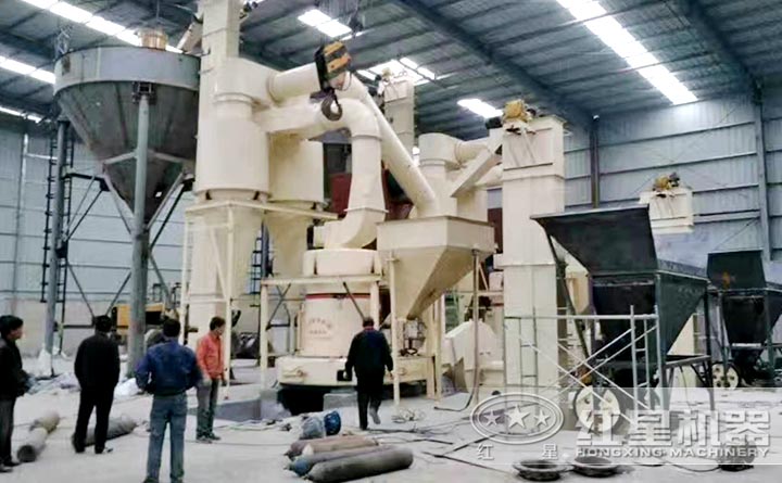 小型磨粉机工作现场 小型磨粉机工作现场