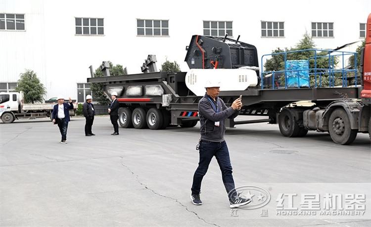 天博砖渣粉碎机向国内外地区用户现场发货中 天博砖渣粉碎机向国内外地区用户现场发货中