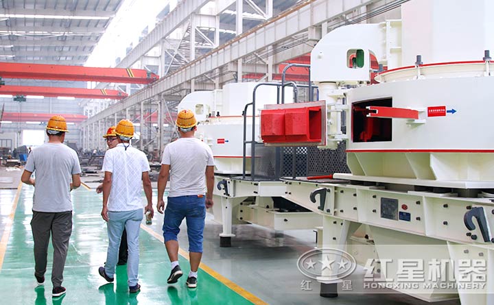 客户到厂选择鹅卵石制砂机型号 客户到厂选择鹅卵石制砂机型号