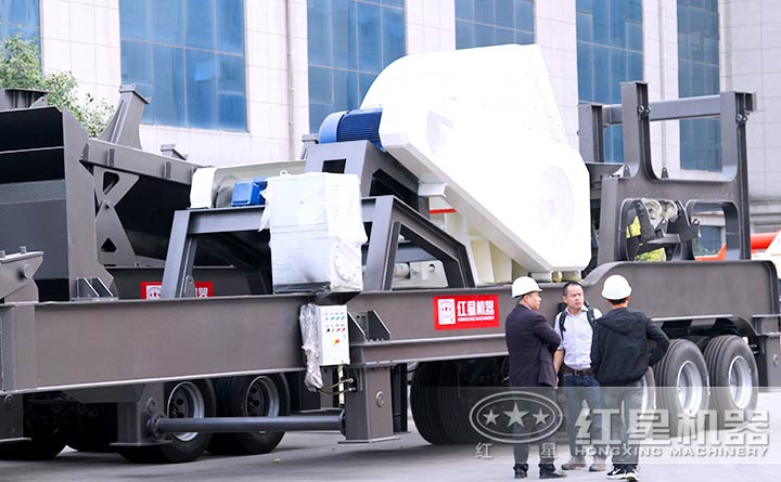 客户到天博厂家实地考察移动石头破碎机 客户到天博厂家实地考察移动石头破碎机