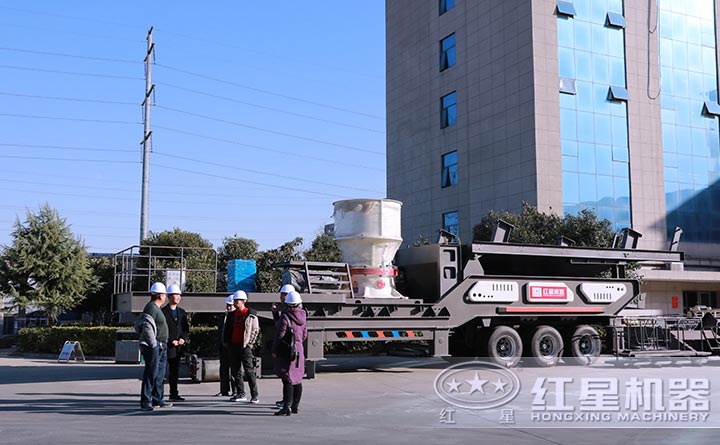 用户考察天博厂区,专业技术经理为其推荐设备 用户考察天博厂区,专业技术经理为其推荐设备