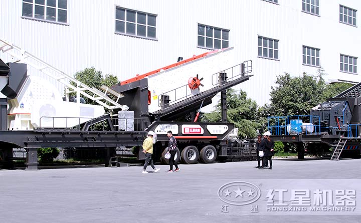 移动磕石机厂区,客户正参观 移动磕石机厂区,客户正参观