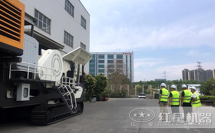 技术经理为客户讲解流动碎石机设备 技术经理为客户讲解流动碎石机设备