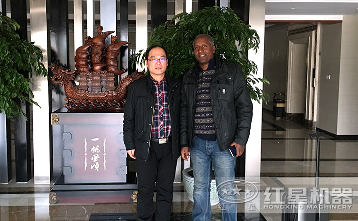 双辊破碎机客户来厂参观留影 双辊破碎机客户来厂参观留影