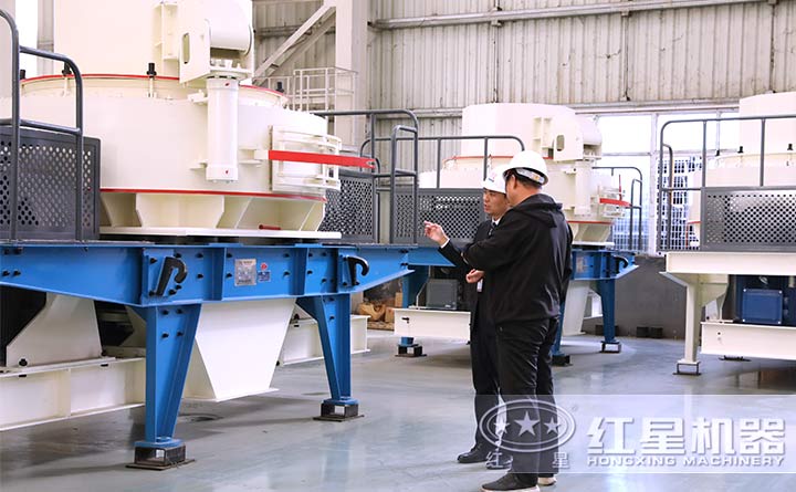 河南天博鹅卵石制砂机厂区,客户正在挑选设备 河南天博鹅卵石制砂机厂区,客户正在挑选设备