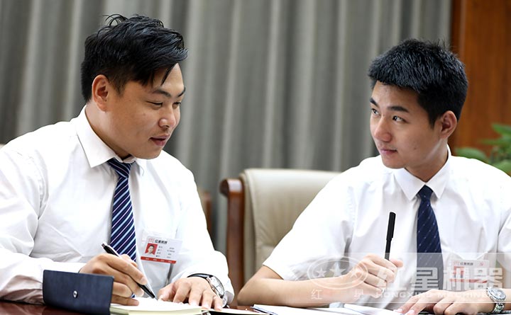 客户来厂与天博工作人员签订合同 客户来厂与天博工作人员签订合同