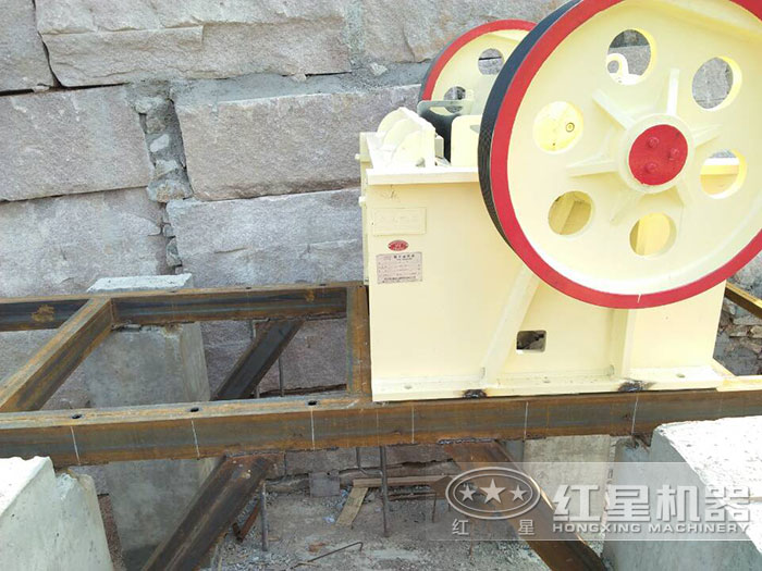 小型颚式破碎机安装中 小型颚式破碎机安装中