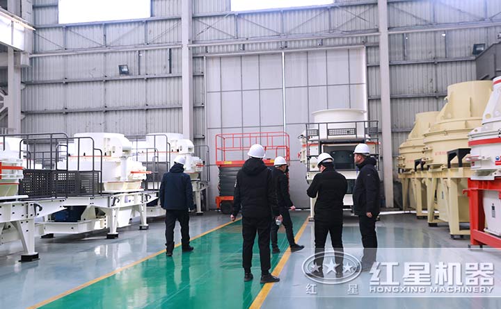 客户在参观青石制砂机设备厂区 客户在参观青石制砂机设备厂区