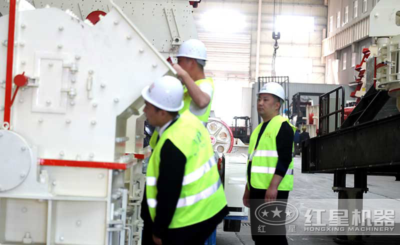 客户在生产车间参观小型制砂机 客户在生产车间参观小型制砂机
