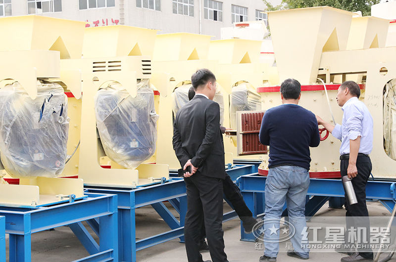 客户参观石头制砂设备,专业技术经理一对一指导 客户参观石头制砂设备,专业技术经理一对一指导
