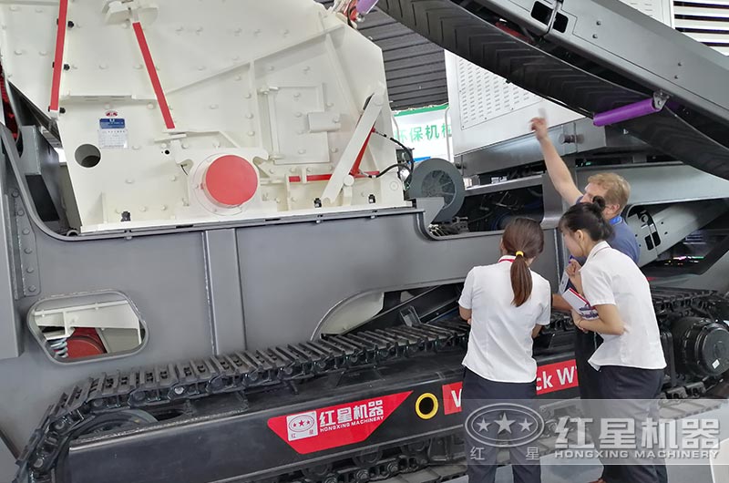 客户到厂区参观考察移动破碎机 客户到厂区参观考察移动破碎机